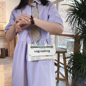 Sac bandoulière en cuir PU imprimé journal tendance, sac enveloppe élégant vue de détail.