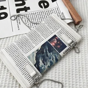 Vue détaillée du sac bandoulière en cuir PU motif journal créatif avec bandoulière chaîne.