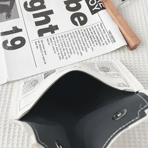 Vue détaillée de la structure intérieure du sac messager enveloppe en PU imprimé journal.