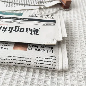Sac bandoulière en cuir PU blanc avec design imprimé journal anglais créatif et élégant.