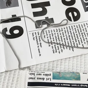 Sac bandoulière enveloppe en PU avec imprimé journal rétro et chaîne argentée chic.