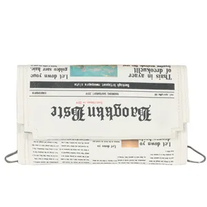Sac bandoulière enveloppe en cuir PU élégant avec motif de journal rétro et chaîne.