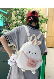Dettaglio zaino coniglietto stile Harajuku in nylon con ciondolo di peluche carino.