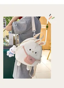 Dettaglio dello zaino in nylon con coniglietto bianco carino, ciondolo in peluche e tasca.