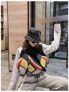 Trendige Harajuku Brusttasche mit bunten Farbakzenten für den perfekten Streetwear-Look.