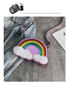 Vista detallada del bolso cruzado con diseño de nube de arcoíris y lentejuelas brillantes.