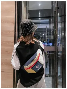 Detailaufnahme einer koreanischen Streetwear Colorblock Brusttasche aus Denim und Canvas.