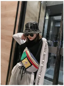 Detailaufnahme einer modischen, farbblockierten Streetwear-Brusttasche mit Patchwork.