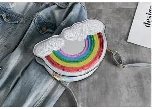 Vista detallada del bolso cruzado con diseño de nube y arcoíris con brillantes lentejuelas.