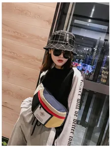 Koreanischer Streetstyle Colorblock Brustbeutel, lässige Canvas Umhängetasche Detail.