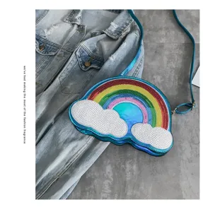 Vista detallada del bolso cruzado con lentejuelas de arco iris en forma de nube chic.