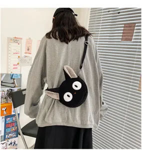 Süße schwarze Plüsch Katze Umhängetasche Detail, flauschiges Tier Design mit großen Augen.
