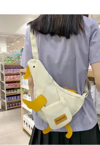 Süße japanische Ente Leinwand Brusttasche für Damen, quirky Nische Umhängetasche mit gelbem Design.