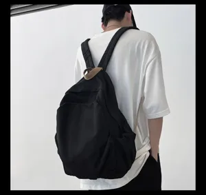 Minimalistischer schwarzer Rucksack im Detail, lässige Schultasche für Pendeln und Reisen.