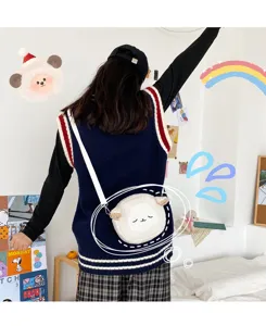 Plüsch Schaf Umhängetasche Detail, süße Plüschtasche für Damen im Alltag und Freizeit.