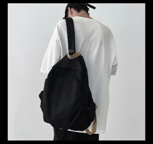 Lässiger, einfarbiger Rucksack mit Kontrastriemen, ideal für den täglichen Schulalltag.