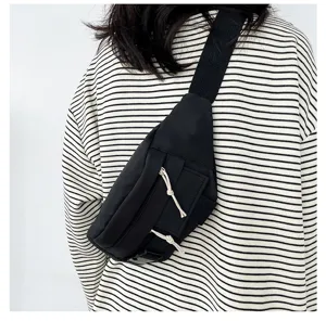 Lässige schwarze Canvas Brusttasche, stylische Streetwear Umhängetasche für den Alltag.