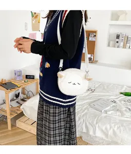 Schöne weiße Plüsch Umhängetasche mit flauschigem Schaf Design für süßen Softgirl Stil.