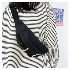 Schwarze Canvas-Brusttasche mit verstellbarem Gurt und Schnalle, lässiger Streetwear-Detail.