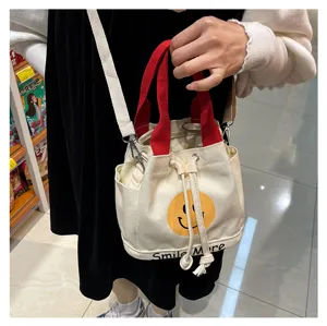 Segeltuch Eimer Tasche mit roten Griffen, süßem Smiley Druck und verstellbarem Schultergurt.