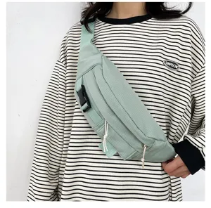 Hellgrüne Kord-Brusttasche, Retro Freizeit-Umhängetasche Detailansicht, stylische Crossbody Tasche.