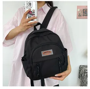 Kleiner schwarzer Damen Mini Rucksack, leichter Freizeit Schulrucksack mit praktischer Fronttasche.