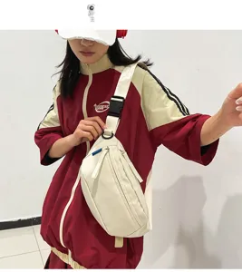 Detailansicht der lässigen einfarbigen Nylon-Brusttasche für Stil und Passform.