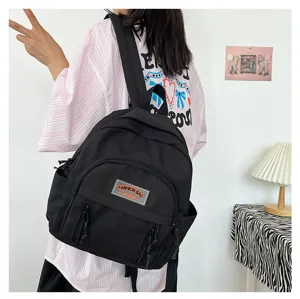 Kompakter minimalistischer schwarzer Rucksack für Damen, leichter Freizeitschul- und Reisebeutel.