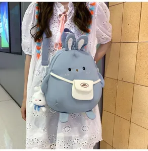 Vista dettagliata dello zaino in nylon con coniglietto carino e ciondolo in stile kawaii.