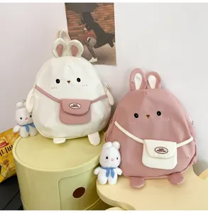 Zaino nylon coniglio kawaii dettaglio in dolce stile Harajuku.