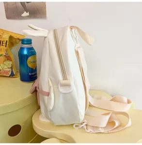 Vista dettagliata dello zaino in nylon con orecchie di coniglio e spallacci regolabili.