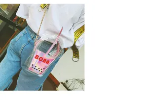 Transparente holografische Bubble Tea Umhängetasche mit Strohhalm und Perlendetails.