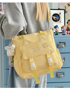 Detailansicht der süßen Katzenohr-Segeltuchtasche, Freizeittasche mit Plüsch-Anhänger.