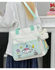 Niedliche Cartoon-Segeltuchtasche für Studenten im Alltag, grünes Sternmuster mit Plüschanhänger.