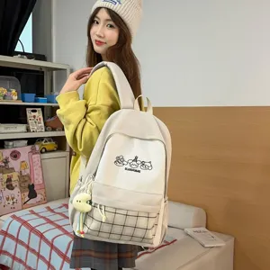 Japanischer süßer College-Stil leichter Rucksack mit niedlichem Cartoon-Print und Karotasche.