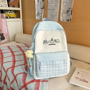 Süßer japanischer Campus Rucksack Detailansicht mit Kontrastfarbe und Karo-Fronttasche.