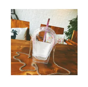 Detailansicht der transparenten Gelee Cola Flasche Umhängetasche mit stilvollem Kettenriemen.