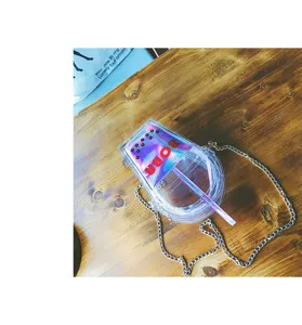 Transparente Jelly Umhängetasche im Boba-Tee-Becher-Design mit holografischer Klappe und Kette.