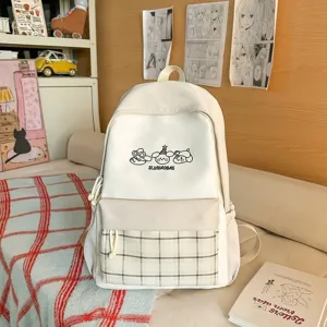 Details des japanischen Farbblock-Rucksacks mit Karomuster-Vortasche und niedlichem Aufdruck.