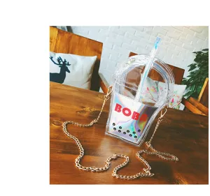 Klare holografische Boba Milchtee Umhängetasche mit Kette und süßem Strohhalm-Design.