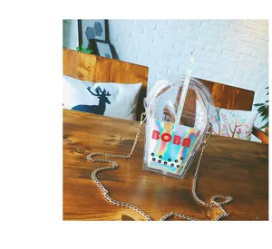 Klare Boba-Tee-Tasse geformte Umhängetasche mit holografischer Tasche und Kette für Damen.