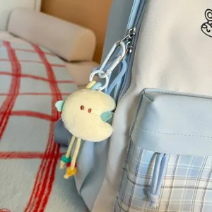 Detailansicht des süßen College-Rucksacks mit Anhänger und Reißverschluss, Plüsch-Accessoire.