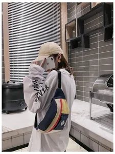 Detailansicht der farbblockierten Canvas-Brusttasche mit einzigartigem Streetwear-Design.