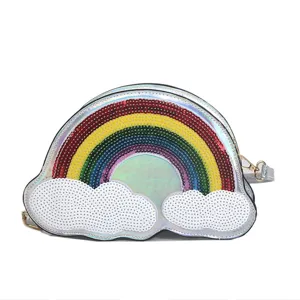Vista detallada del bolso cruzado de nube con lentejuelas de arco iris holográfico y detalles.