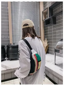 Detailansicht der Streetwear Colorblock Gürteltasche, stylische lässige Brusttasche für Damen.
