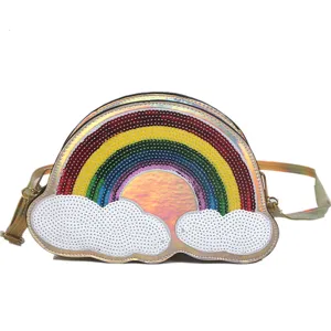Bolso bandolera de lentejuelas arcoiris con acabado laser holografico, bonito diseno de nubes.