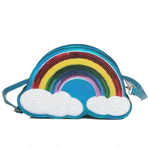 Bolso cruzado holográfico de arco iris con lentejuelas, diseño de nube y detalles metálicos.