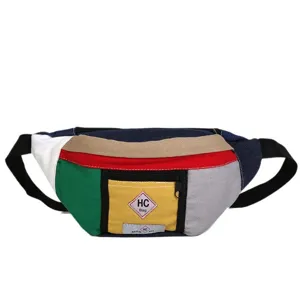 Detailaufnahme der bunten Patchwork Hüfttasche im Streetwear Stil mit praktischer Fronttasche.