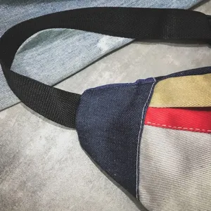 Nahaufnahme Detailansicht der Harajuku Fareblock Brusttasche mit Naht und Canvas-Textur.
