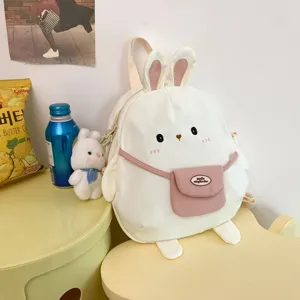 Dettaglio zaino con coniglio stile Harajuku giapponese carino, grande borsa scolastica in nylon.